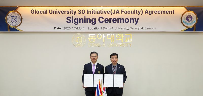 합의서 서명식 후 기념 촬영 중인 이해우 동아대 총장(오른쪽)과 퐁룩 스리반딧몽콜 치앙마이대 총장. 동아대 제공