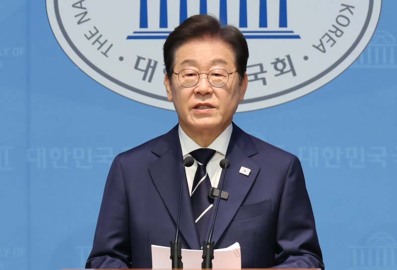 [서울=뉴시스] 고승민 기자 = 대선 출마를 선언한 이재명 전 더불어민주당 대표가 11일 서울 여의도 국회 소통관에서 비전 및 캠프 인선 발표를 하고 있다. 2025.04.11. kkssmm99@newsis.com