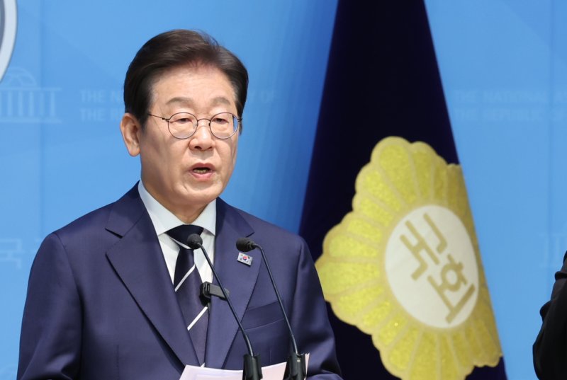 제21대 대통령선거에 출마를 선언한 이재명 더불어민주당 전 대표가 11일 오전 서울 여의도 국회 소통관에서 기자회견을 열고 비전 및 캠프 인선을 발표하고 있다. 2025.4.11/뉴스1 ⓒ News1 이재명 기자