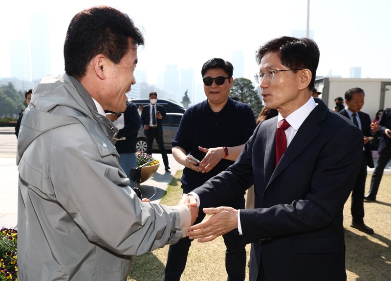 국힘 김근식 “김문수 본색 드러냈다...전한길과 러닝메이트"