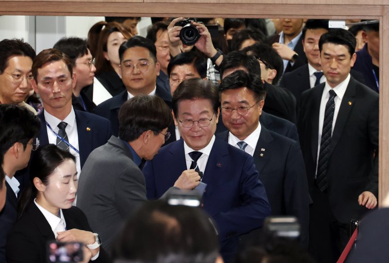 [서울=뉴시스] 고승민 기자 = 대선 출마를 선언한 이재명 전 더불어민주당 대표가 11일 서울 여의도 국회 소통관에서 비전 및 캠프 인선 발표를 하기 위해 연단으로 향하고 있다. 2025.04.11. kkssmm99@newsis.com