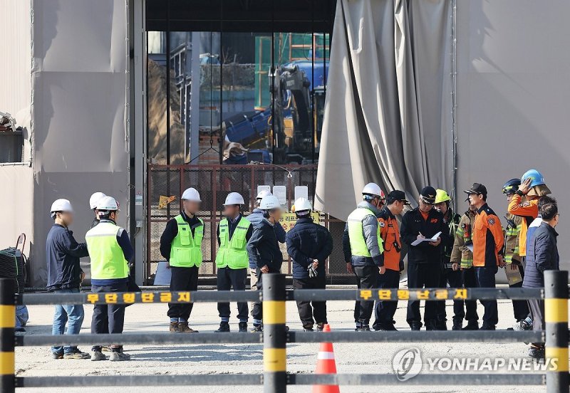 분주하게 움직이는 관계자들 (출처=연합뉴스)