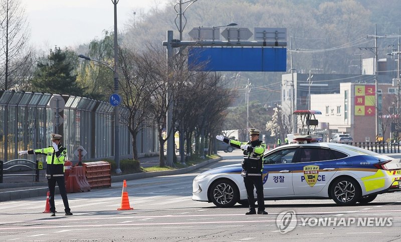 도로 통제하는 경찰 (출처=연합뉴스)
