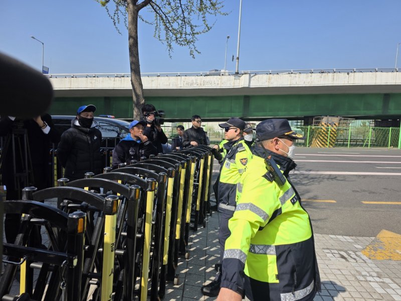 [서울=뉴시스] 고재은 수습기자 = 윤석열 전 대통령이 11일 오후 한남동 대통령 관저를 떠나 서초구 사저로 거처를 옮길 예정인 가운데, 관저 앞은 오전부터 지지자들과 규탄 집회 참가자들이 뒤엉키며 긴장감이 고조되고 있다. 2025.04.11. jeko@newsis.com *재판매 및 DB 금지
