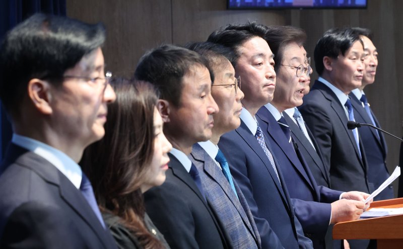 [서울=뉴시스] 권창회 기자 = 대선출마를 선언한 이재명 더불어민주당 전 대표가 11일 오전 서울 여의도 국회 소통관에서 비전 및 캠프 인선 발표를 하고 있다. 2025.04.11. kch0523@newsis.com