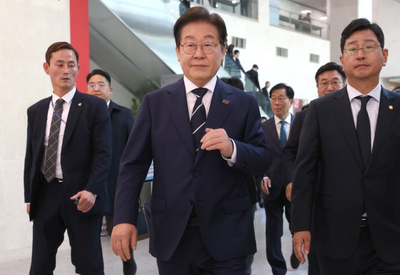 제21대 대통령선거에 출마를 선언한 이재명 더불어민주당 전 대표가 11일 오전 서울 여의도 국회 소통관에서 비전 및 캠프 인선을 발표를 마친 후 기자회견장을 나서고 있다. (공동취재) 2025.4.11/뉴스1 ⓒ News1 이재명 기자