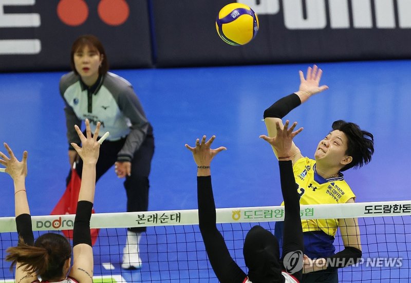 공격하는 위파위 (출처=연합뉴스)