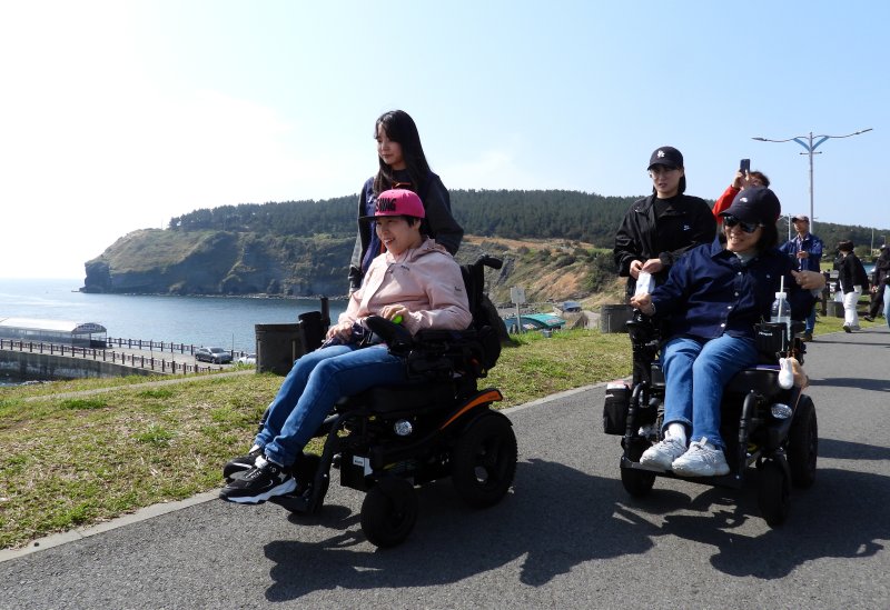 최근 제주도 서귀포시에서 열린 '제주 무장애 올레길 걷기 행사'. 사진=뉴스1