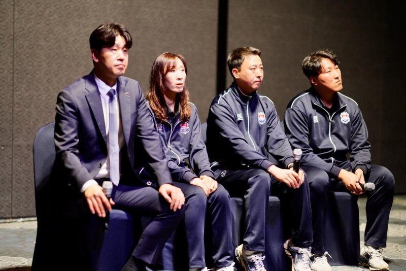 폭행 혐의 피소에 해명하는 김종민 한국도로공사 감독(맨 왼쪽) (출처=연합뉴스)