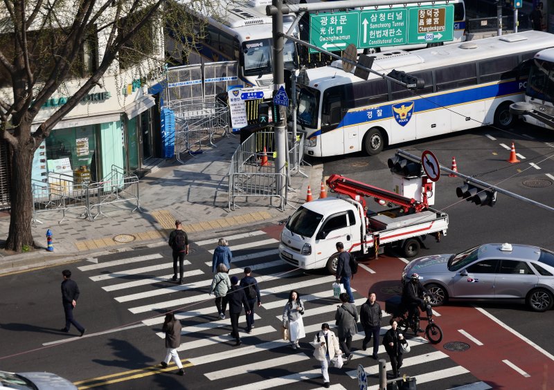 [서울=뉴시스] 김명년 기자 = 7일 오전 서울 종로구 헌법재판소 인근 안국역 사거리에서 시민들이 횡단보도를 건너고 있다. 2025.04.07. kmn@newsis.com