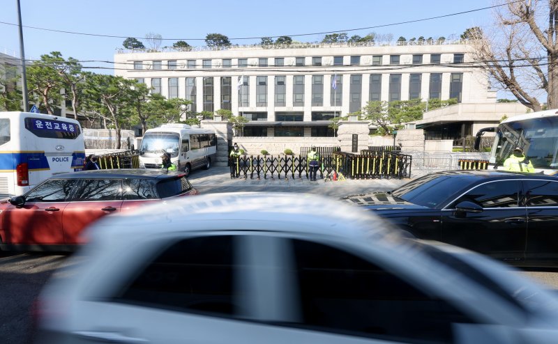 [서울=뉴시스] 김명년 기자 = 11일 오전 서울 종로구 헌법재판소 앞 북촌로 도로 통행이 원활한 모습을 보이고 있다. 서울경찰청은 지난 10일 오후 4시께부터 헌재 앞 북촌로 도로 통제를 풀고 양방향 각 1개 차로의 차량 통행을 허용했다. 다만 혹시 모를 사태에 대비해 양 끝 각 1개 차로에 경찰버스를 두고 기동대 3개 부대 180명을 배치 중이다. 2025.04.11. kmn@newsis.com