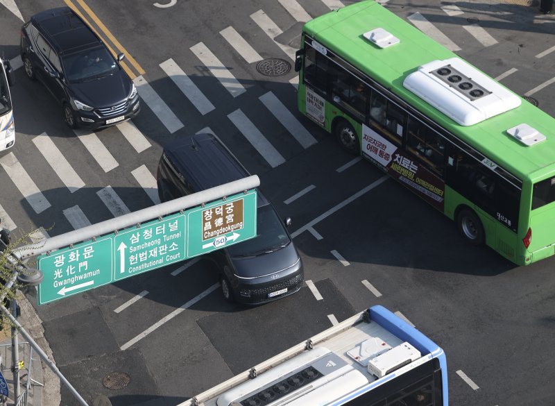 [서울=뉴시스] 김명년 기자 = 11일 오전 서울 종로구 헌법재판소 앞 북촌로 도로 통행이 원활한 모습을 보이고 있다. 서울경찰청은 지난 10일 오후 4시께부터 헌재 앞 북촌로 도로 통제를 풀고 양방향 각 1개 차로의 차량 통행을 허용했다. 다만 혹시 모를 사태에 대비해 양 끝 각 1개 차로에 경찰버스를 두고 기동대 3개 부대 180명을 배치 중이다. 2025.04.11. kmn@newsis.com