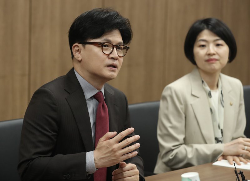 한동훈 국민의힘 전 대표가 11일 울산시 남구 명화공업을 방문해 인사말을 하고 있다. 2025.4.11/뉴스1 ⓒ News1 조민주 기자