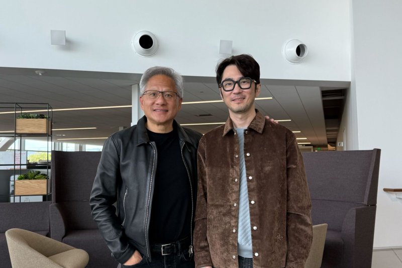 김창한 크래프톤 대표(오른쪽)가 이달 10일(현지시간) 젠슨 황 엔비디아 최고경영자(CEO)와 만나 게임과 인공지능(AI) 분야 협력 강화 방안을 논의했다.(크래프톤 링크드인 갈무리)2025.4.11/뉴스1