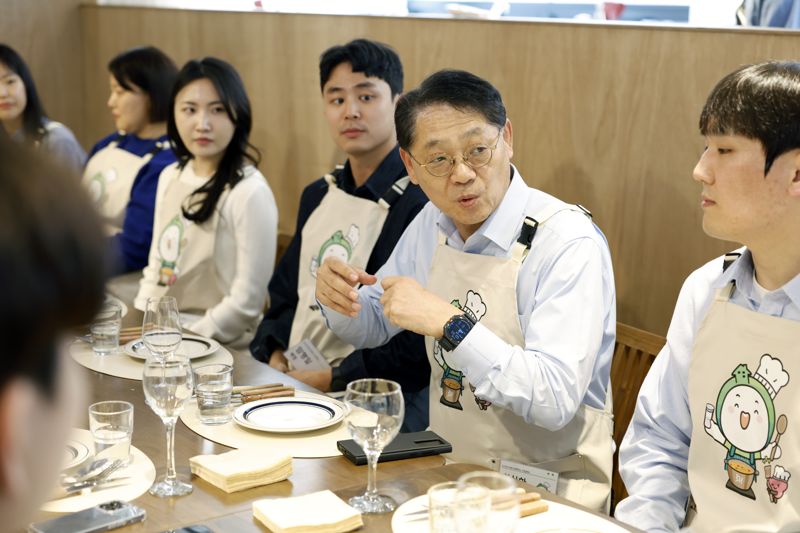 10일 SH공사 황상하 사장(오른쪽 두번째)이 직원들과 대화하고 있다. SH 제공