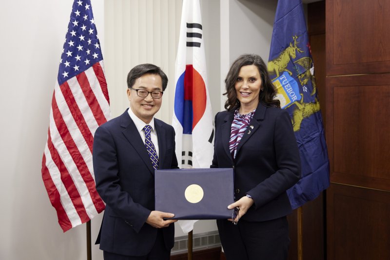 [수원=뉴시스] 김동연 경기도지사가 미국 현지시각 10일 오후 랜싱 주청사에서 미시간 주지사와 면담 후 기념 촬영을 하고 있다. (사진=경기도 제공) 2025.04.11. photo@newsis.com *재판매 및 DB 금지