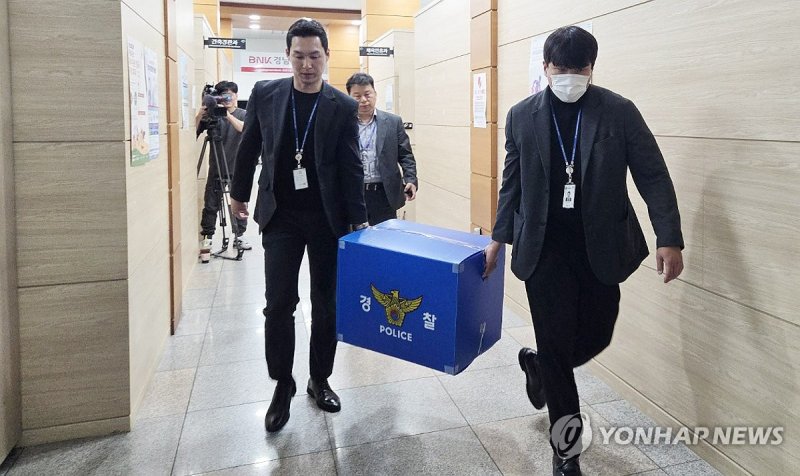 창원시청 압수수색 마치고 떠나는 경찰 (출처=연합뉴스)