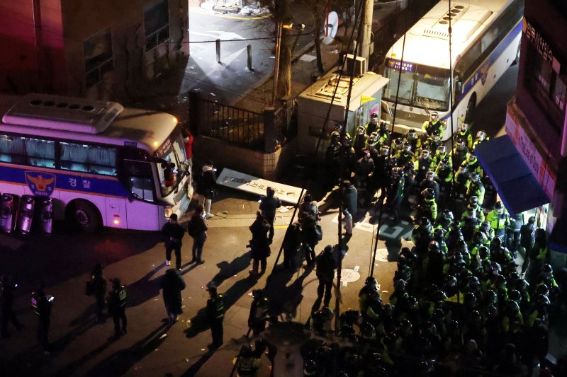 박찬욱·김성수 감독 등 2781명, '서부지법 난동 취재' 다큐감독 무죄 탄원