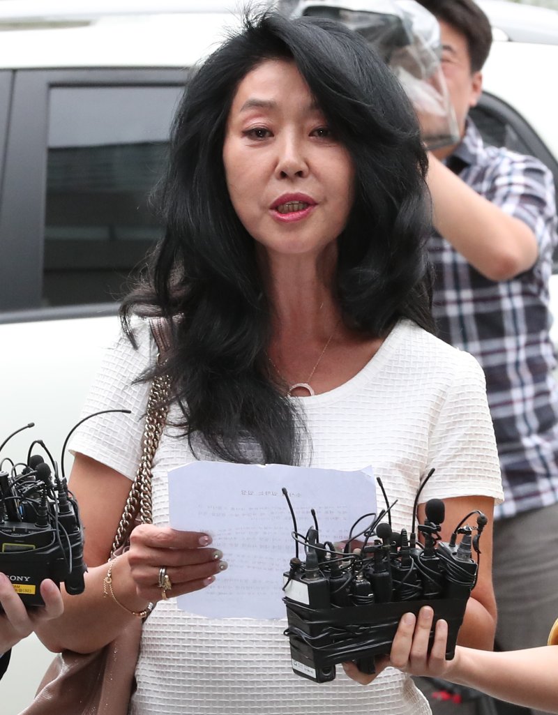 배우 김부선, '김흥국과 불륜설' 제기한 악플러 고소
