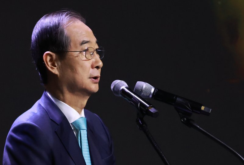 [서울=뉴시스] 최진석 기자 = 한덕수 대통령 권한대행 국무총리가 11일 서울 서대문구 국립대한민국임시정부기념관에서 열린 대한민국임시정부 수립 106주년 기념식에서 기념사를 하고 있다. (대통령실통신사진기자단) 2025.04.11. myjs@newsis.com