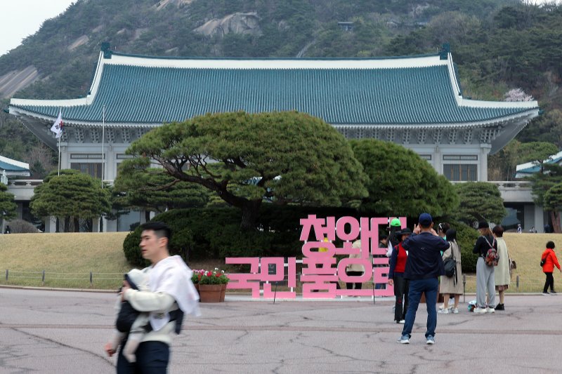 청와대 개방 3주년을 한 달여 앞둔 9일 서울 종로구 청와대를 찾은 관람객이 본관을 배경으로 기념 셀카를 찍고 있다. 2025.4.9/뉴스1 ⓒ News1 박정호 기자