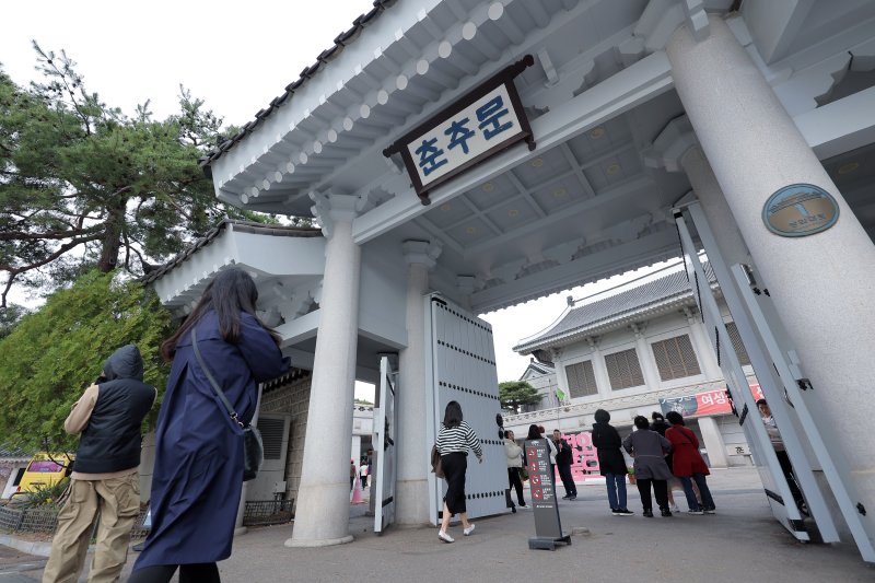 청와대 개방 3주년을 한 달여 앞둔 9일 서울 종로구 청와대를 찾은 관람객들이 춘추문으로 들어가고 있다. 2025.4.9/뉴스1 ⓒ News1 박정호 기자