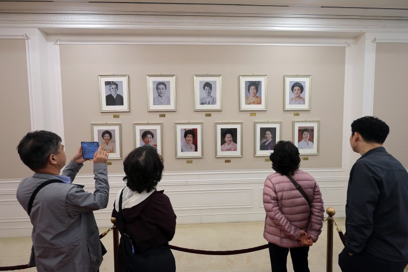 청와대 개방 3주년을 한 달여 앞둔 9일 서울 종로구 청와대를 찾은 관람객들이 본관 곳곳을 관람하고 있다.2025.4.9/뉴스1 ⓒ News1 박정호 기자