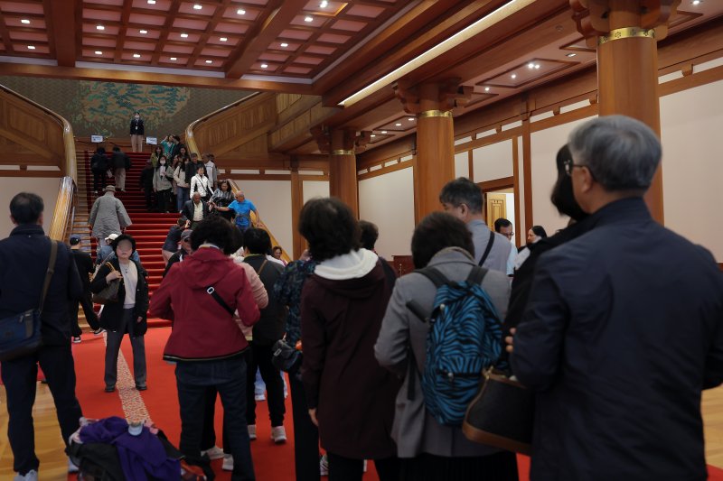 청와대 개방 3주년을 한 달여 앞둔 9일 서울 종로구 청와대를 찾은 관람객들이 본관 곳곳을 관람하고 있다. 2025.4.9/뉴스1 ⓒ News1 박정호 기자