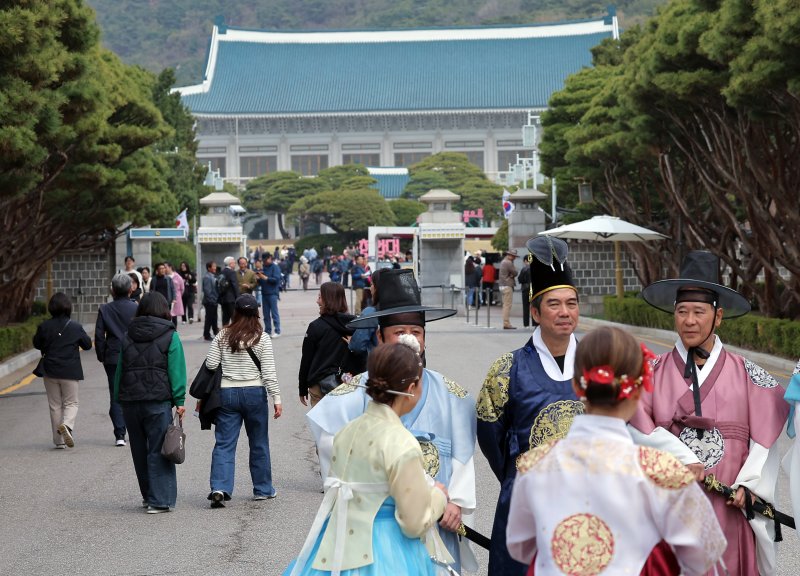 청와대 개방 3주년을 한 달여 앞둔 9일 서울 종로구 청와대를 찾은 관람객들이 경내를 오가고 있다. 2025.4.9/뉴스1 ⓒ News1 박정호 기자