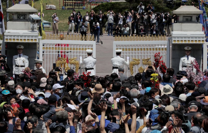 10일 오전 서울 종로구 청와대에서 정문이 시민들에게 개방되고 있다. 2022.5.10/뉴스1 ⓒ News1 인수위사진기자단