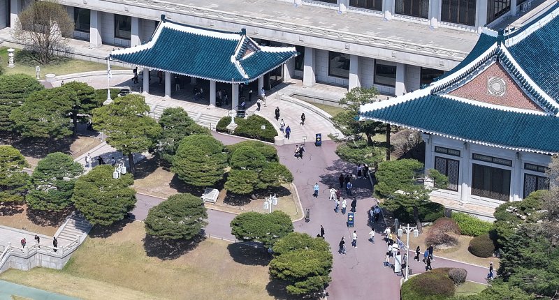 11일 서울 종로구 청와대를 찾은 관람객들이 본관으로 입장하고 있다. 2025.4.11/뉴스1 ⓒ News1 김진환 기자