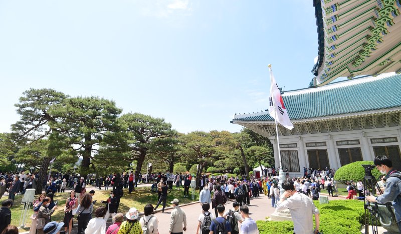 윤석열 정부 출범에 맞춰 청와대 국민 개방 기념행사가 열린 10일 서울 종로구 청와대 본관에서 시민들이 관람하고 있다.2022.5.10/뉴스1 ⓒ News1 인수위사진기자단