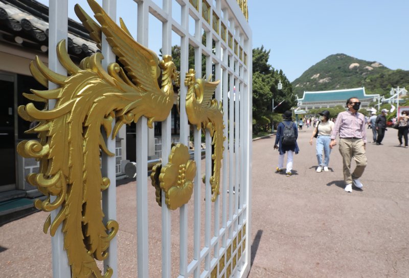 11일 서울 종로구 청와대에서 열린 '청와대 국민개방 기념행사'에서 시민들이 출입문에 장식된 봉황 문양 앞을 지나가고 있다. 2022.5.11/뉴스1 ⓒ News1 송원영 기자