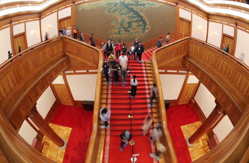 청와대 본관 내부와 대통령 관저 건물이 일반인들에게 개방된 26일 시민들이 청와대 본관을 둘러보고 있다. 2022.5.26/뉴스1 ⓒ News1 이동해 기자