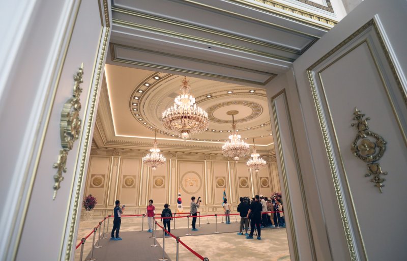 23일 서울 종로구 청와대 영빈관에서 시민들이 기념촬영을 하고 있다. 2022.5.23/뉴스1 ⓒ News1 송원영 기자