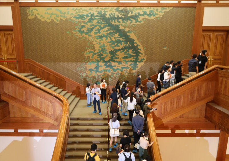 19일 밤 서울 종로구 청와대에서 열린 '청와대, 한여름 밤의 산책' 언론공개 행사에서 참석자들이 본관을 관람하고 있다. 2022.7.19/뉴스1 ⓒ News1 송원영 기자