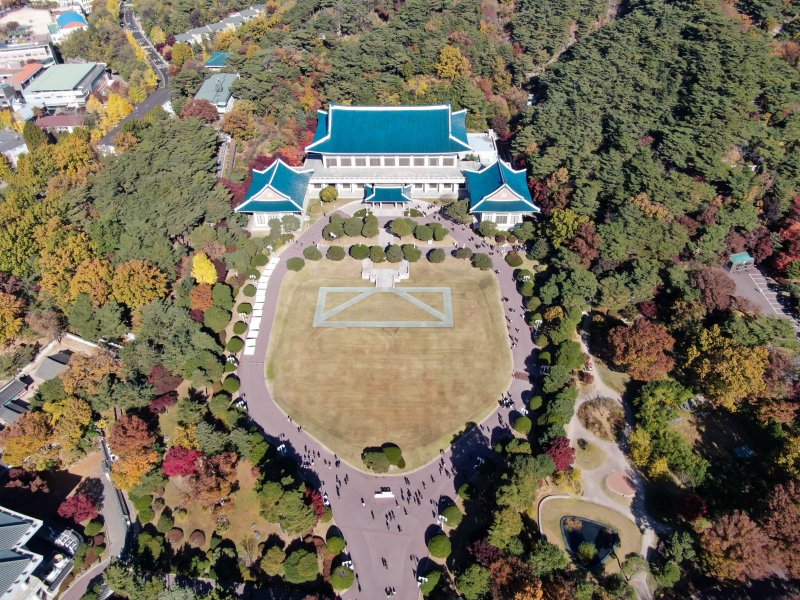 알록달록 단풍이 물들어 가고 있는 4일 오전 서울 종로구 청와대에서 시민들이 가을의 정취를 만끽하고 있다. 2022.11.4/뉴스1 ⓒ News1 김진환 기자