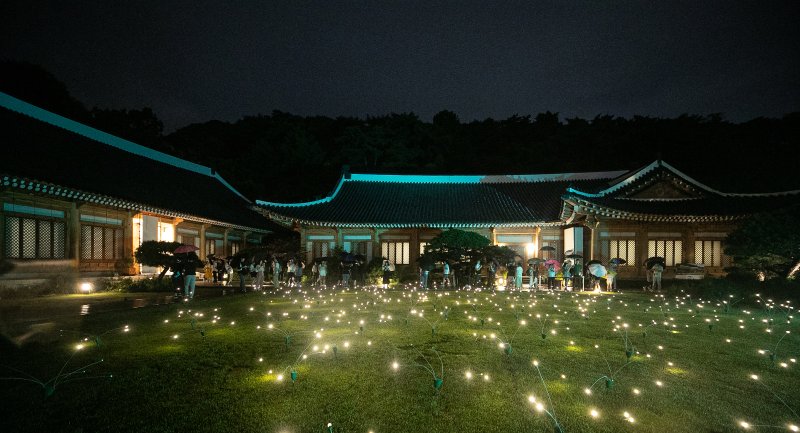 13일 오후 서울 종로구 청와대에서 열린 '청와대 밤의 산책 행사'를 찾은 관람객들이 관저를 둘러보고 있다. 2023.9.13/뉴스1 ⓒ News1 이승배 기자