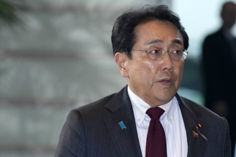 [도쿄=AP/뉴시스]미국과의 관세 협상을 담당하고 있는 아카자와 료세이 일본 경제재생상이 지난해 10월 1일 도쿄 총리 관저로 들어서고 있다. 2025.04.11.