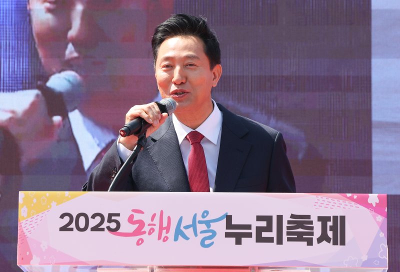 오세훈 서울시장이 11일 서울 여의도공원 문화의 마당에서 열린 2025년 동행서울 누리축제에서 축사를 하고 있다. 2025.4.11/뉴스1 ⓒ News1 허경 기자