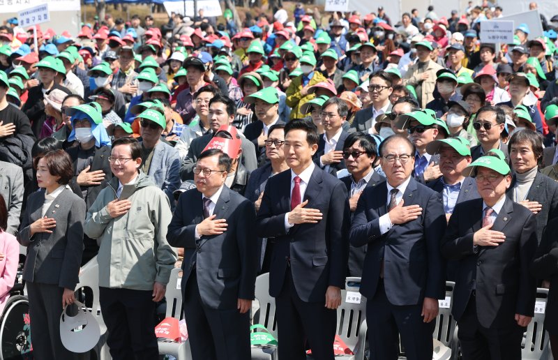오세훈 서울시장이 11일 서울 여의도공원 문화의 마당에서 열린 2025년 동행서울 누리축제에서 참석자들과 함께 국민의례를 하고 있다. 2025.4.11/뉴스1 ⓒ News1 허경 기자