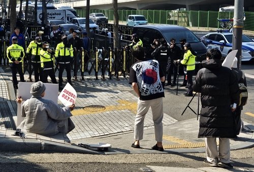 한남동 관저 앞 윤 전 대통령 지지자들 (출처=연합뉴스)