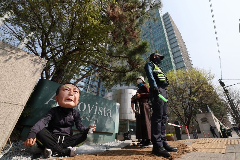 11일 윤석열 전 대통령 사저인 서울 서초구 아크로비스타 앞에 윤 전 대통령을 반대하는 한 시민이 윤 전 대통령 탈을 쓰고 앉아있다. 2025.4.11/뉴스1 ⓒ News1 박세연 기자
