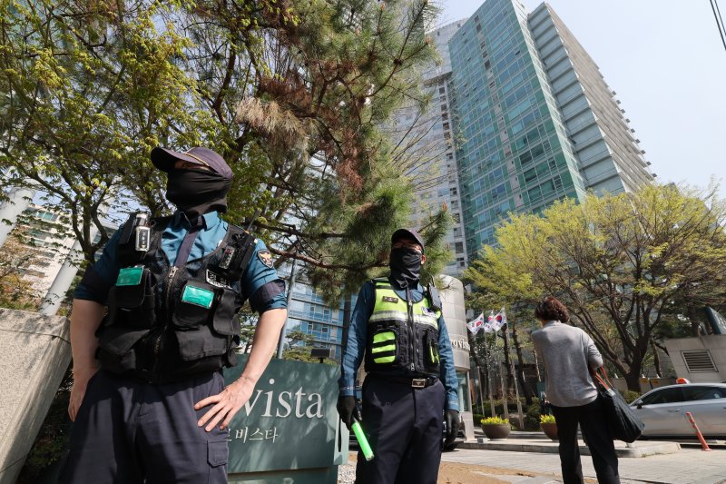 11일 윤석열 전 대통령 사저인 서울 서초구 아크로비스타에서 경찰이 질서유지와 경계 근무를 하고 있다. 2025.4.11/뉴스1 ⓒ News1 박세연 기자