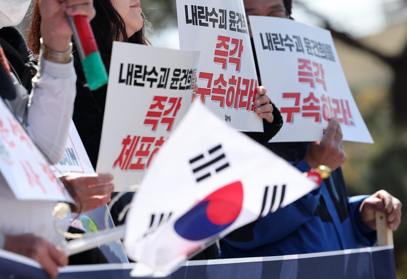 촛불행동 회원들이 11일 서울 용산구 한남동 대통령 관저 앞에서 윤건희 구속 선봉대 발족 기자회견을 하고 있다. 2025.4.11/뉴스1 ⓒ News1 김성진 기자