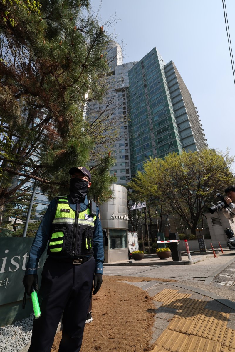 11일 윤석열 전 대통령 사저인 서울 서초구 아크로비스타에서 경찰이 질서유지와 경계 근무를 하고 있다. . 2025.4.11/뉴스1 ⓒ News1 박세연 기자