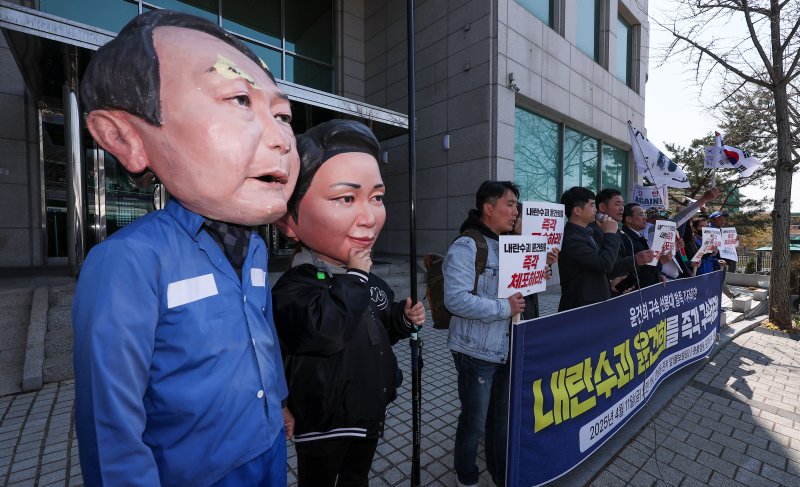 촛불행동 회원들이 11일 서울 용산구 한남동 대통령 관저 앞에서 열린 윤건희 구속 선봉대 발족 기자회견에서 윤석열 전 대통령과 김건희 여사의 모형탈을 쓰고 자리하고 있다. 2025.4.11/뉴스1 ⓒ News1 김성진 기자