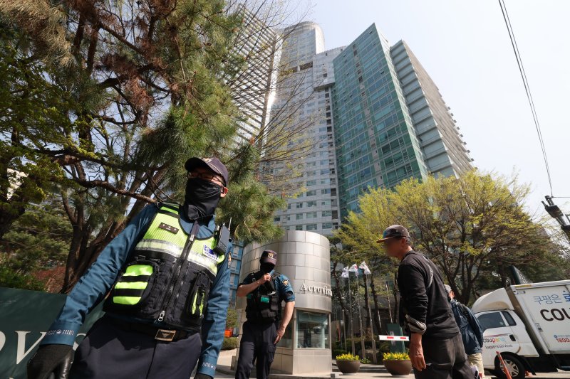 11일 윤석열 전 대통령 사저인 서울 서초구 아크로비스타에서 경찰이 질서유지와 경계 근무를 하고 있다. 2025.4.11/뉴스1 ⓒ News1 박세연 기자