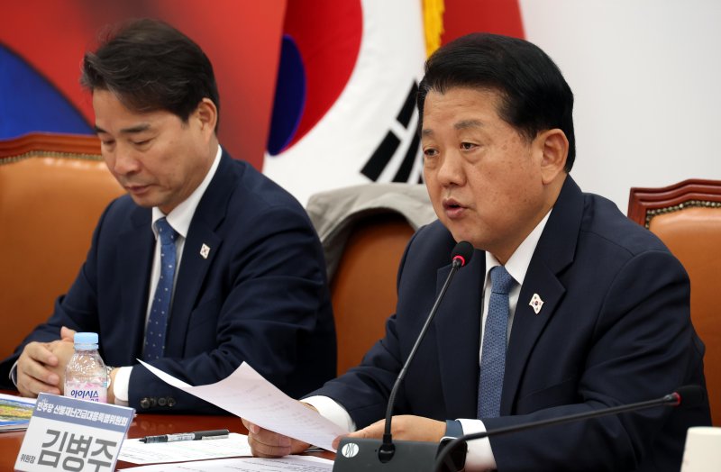 [서울=뉴시스] 조성봉 기자 = 김병주 더불어민주당 산불재난긴급대응특위 위원장이 11일 오후 서울 여의도 국회에서 열린 민주당 산불재난긴급대응특별위원회 회의에서 발언을 하고 있다. 2025.04.11. suncho21@newsis.com