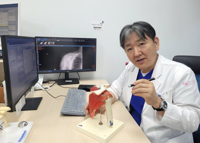 센텀종합병원 정형외과 임문섭 부장이 석회화 건염에 대해 설명하고 있다.(센텀종합병원 제공. 재판매 및 DB 금지)